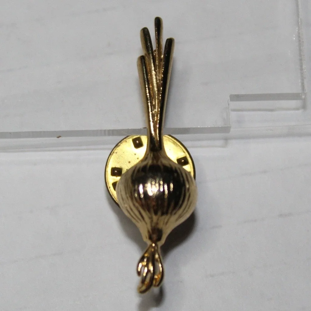 Small Lapel Pin Onion Scallion Food Vegetable Gold Tone Whimsical Novelty OS